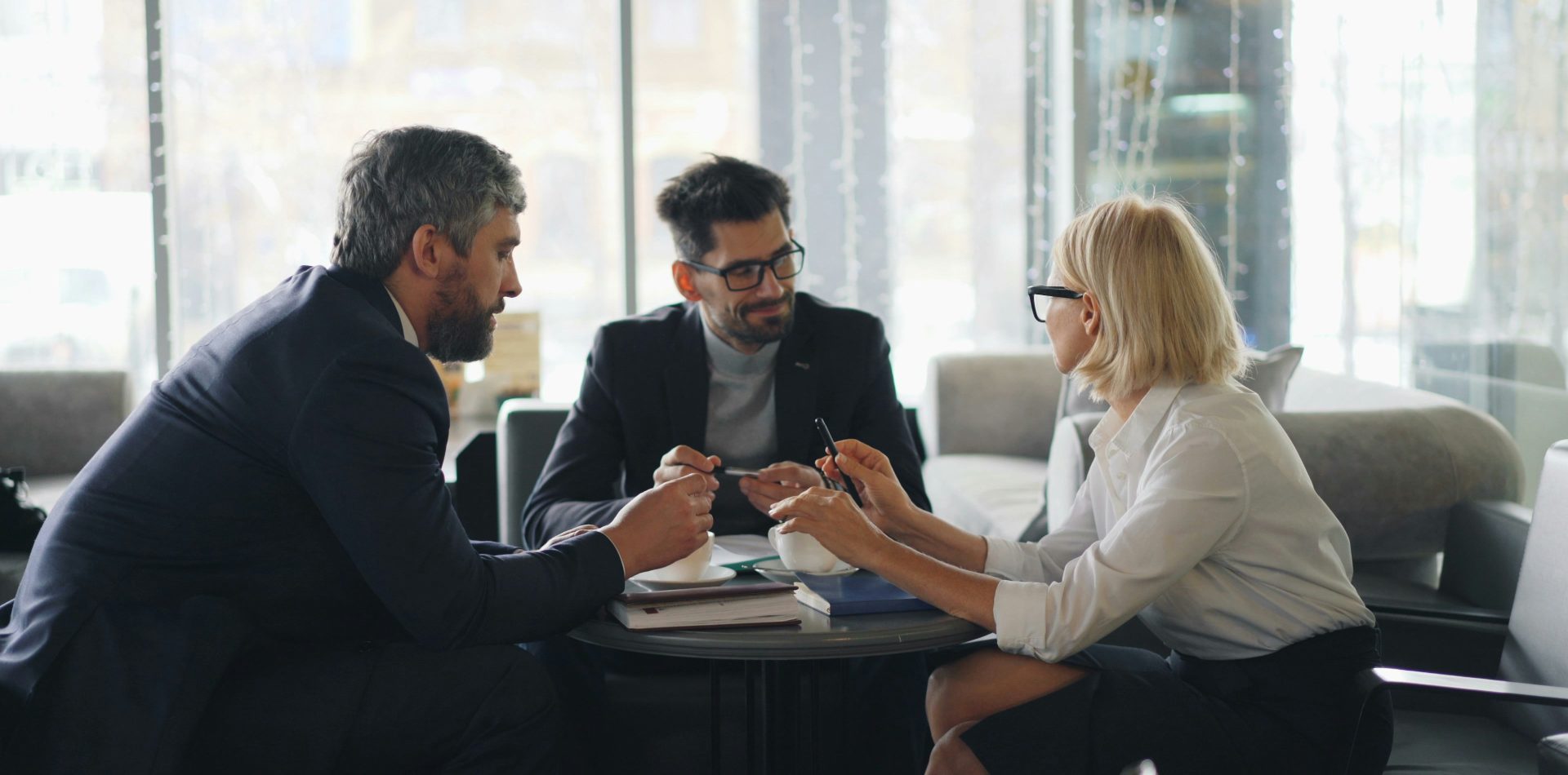 Changer d’agence marketing sans perdre vos accès, Agence Minimal Équipe préparant les accès numériques lors d’un changement d’agence marketing Titre : Changer d’agence marketing sans perdre ses accès