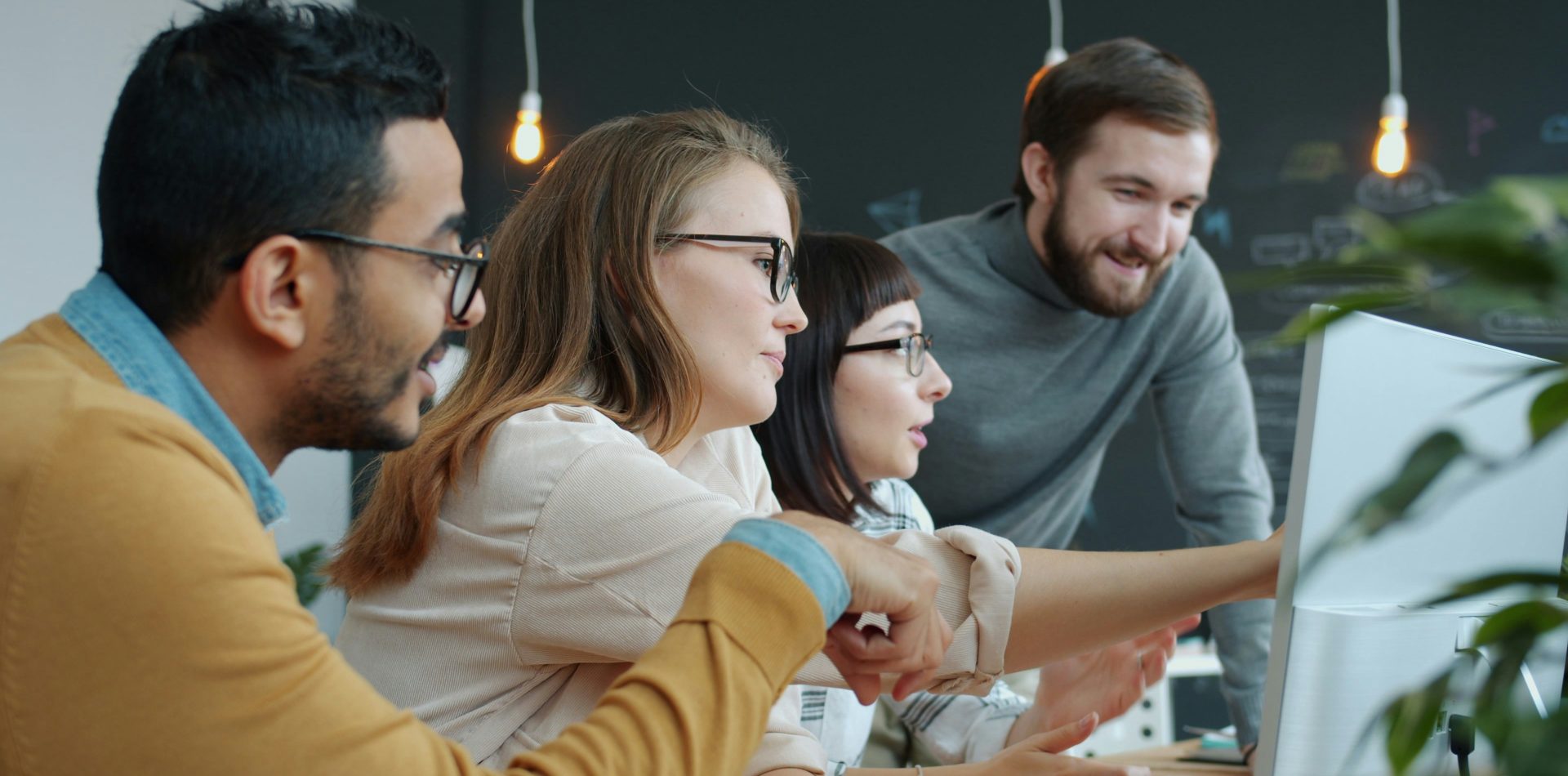 Étude de cas ou témoignage client : lequel convainc le mieux?, Agence Minimal Équipe analysant une étude de cas et les résultats d’un projet client